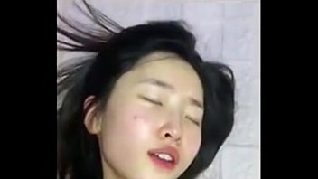 Asian  หนังเอ็กxxx เย็ดสาวตัวเล็กเด็กม.ต้นนมเพิ่งจะมี หีแน่นๆ ลองหัดเย็ดกัน