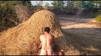 หนังXXXไทยทางบ้านผัวเมียเย็ดแบบoutdoorข้างกองฟางแก้ผ้าเย็ดกัน ผัวเด้าหีรัวๆร้อนก็ร้อนแต่มันควยเสียวหีแบบนี้xxx