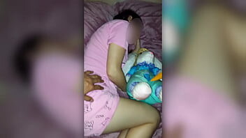 xxxม.2/3กำลังหลับโดนลุงจับเลียหีถอดกางเกงเย็ดหีแตกใน